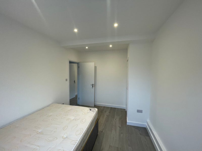 Flat Abbots Park in Greater London