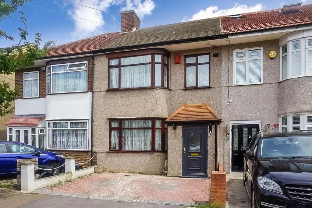 House Inverness Drive in Greater London