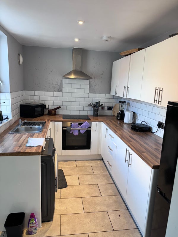 Room Debdale Lane in Mansfield Woodhouse