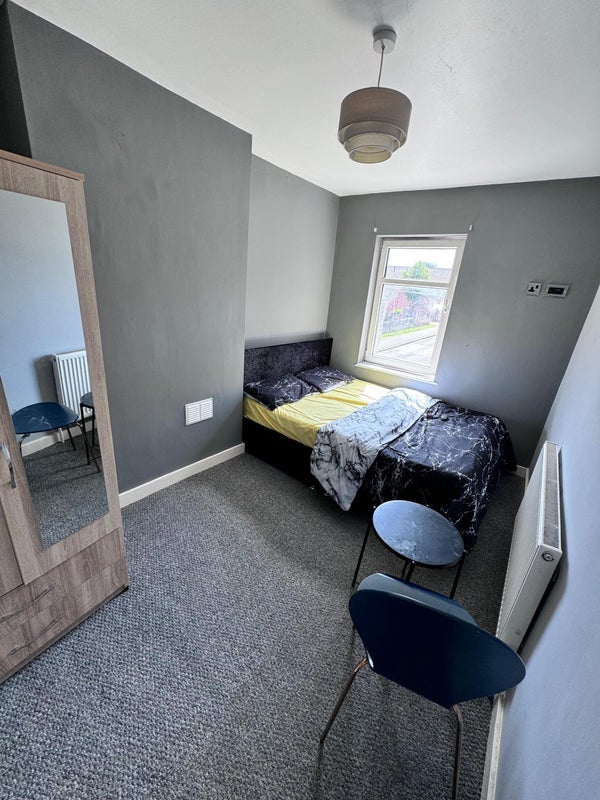 Room Debdale Lane in Mansfield Woodhouse