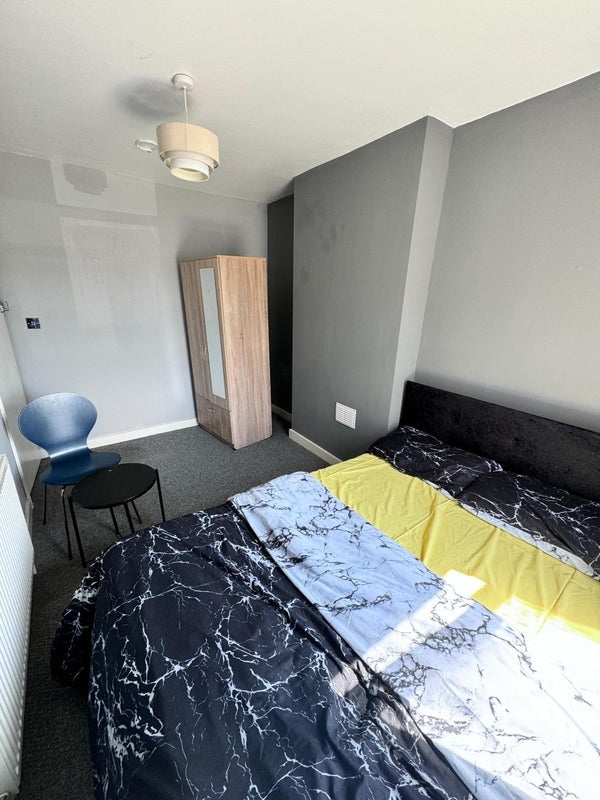 Room Debdale Lane in Mansfield Woodhouse