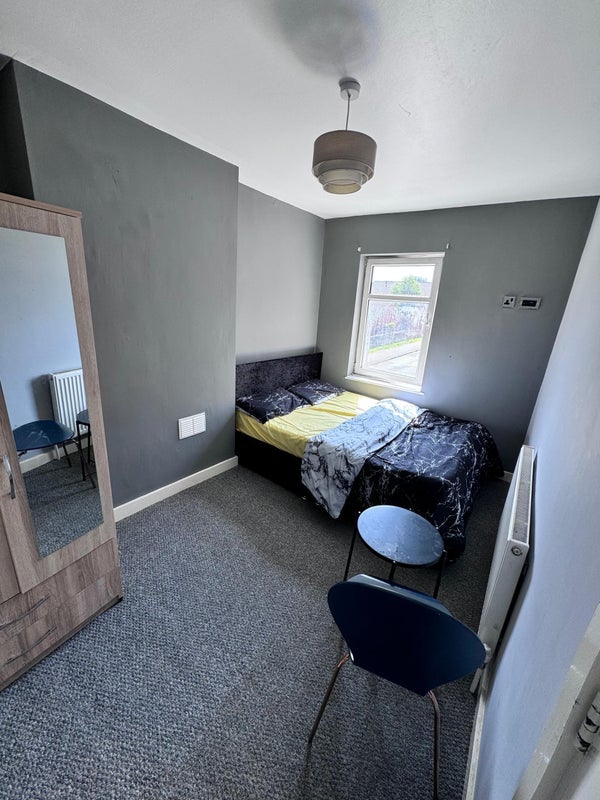 Room Debdale Lane in Mansfield Woodhouse