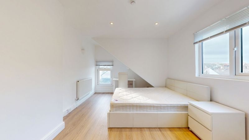 Flat Connaught Road in Cardiff