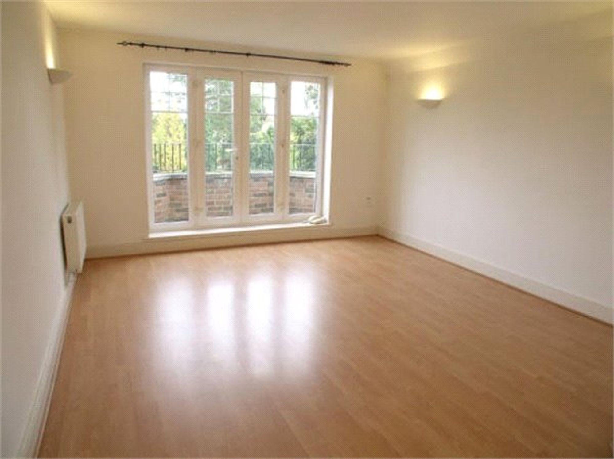 Flat Ashley Road in Elmbridge