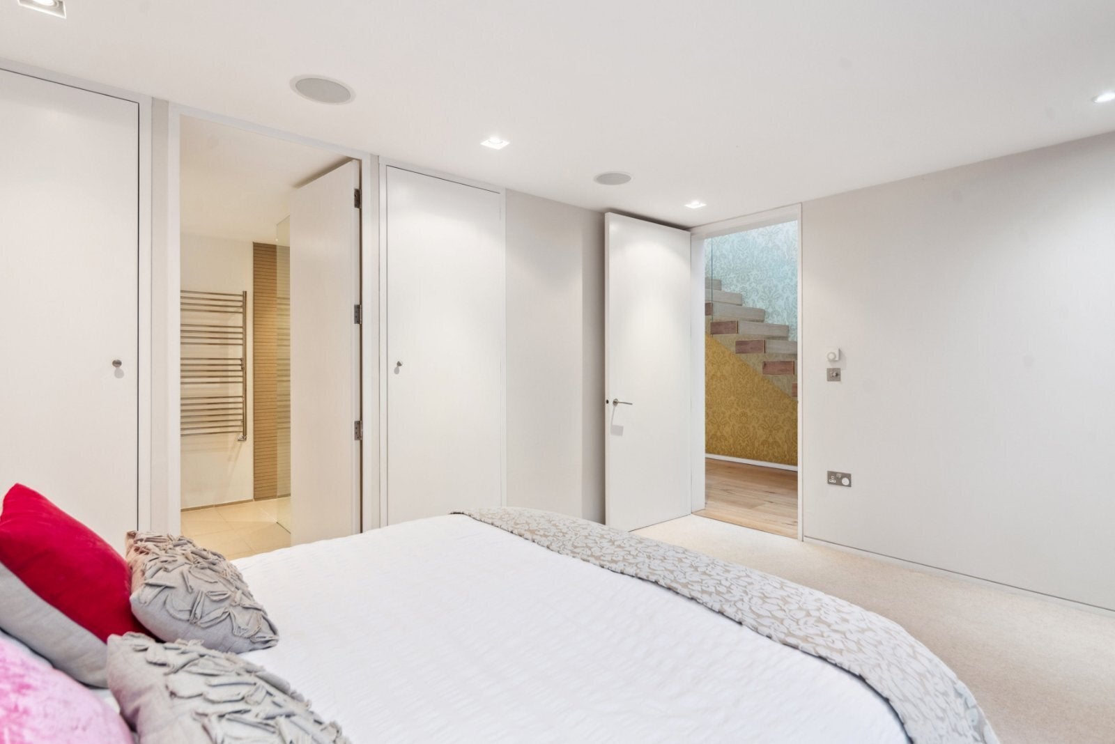 Flat Magdalen Street in Greater London