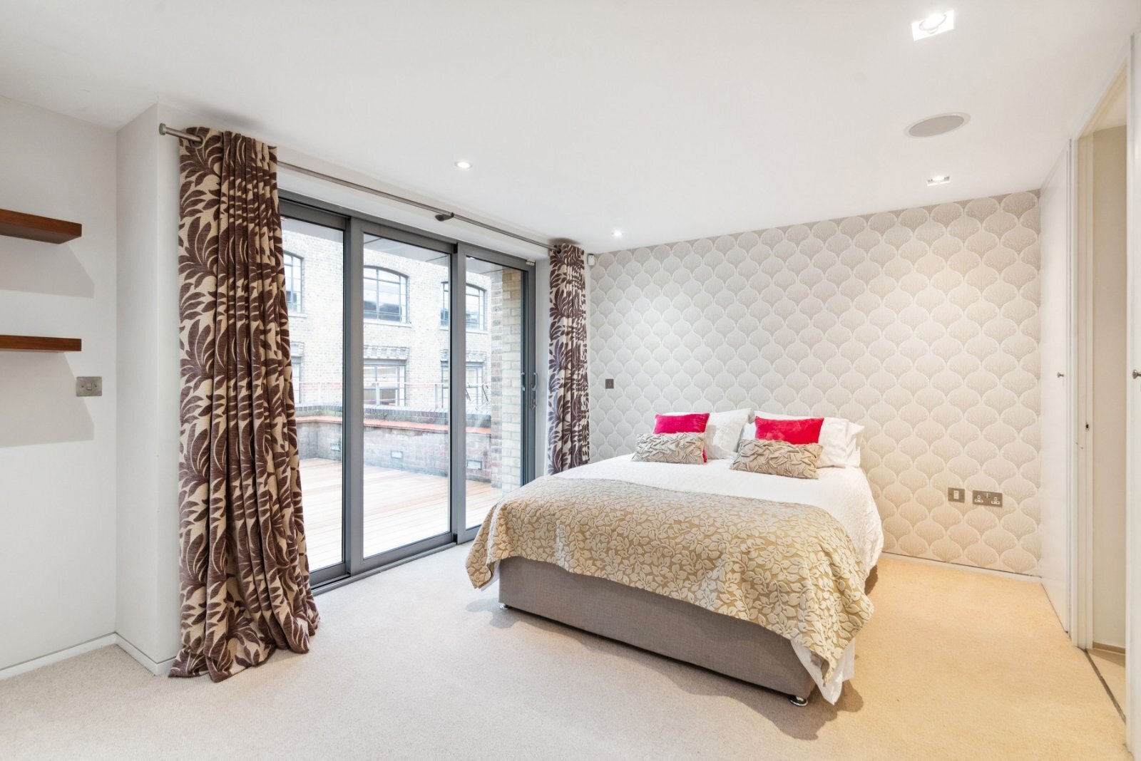 Flat Magdalen Street in Greater London