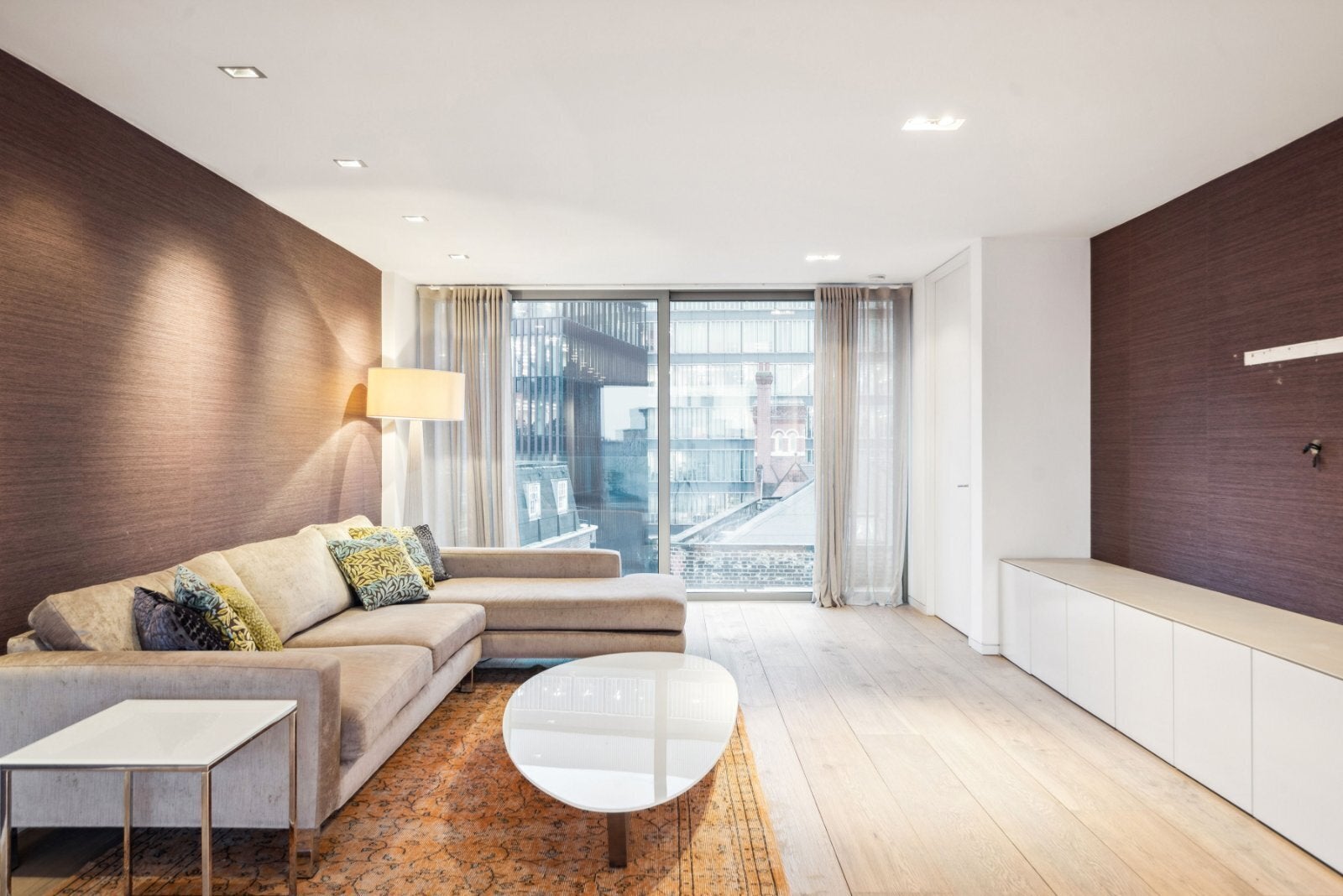 Flat Magdalen Street in Greater London