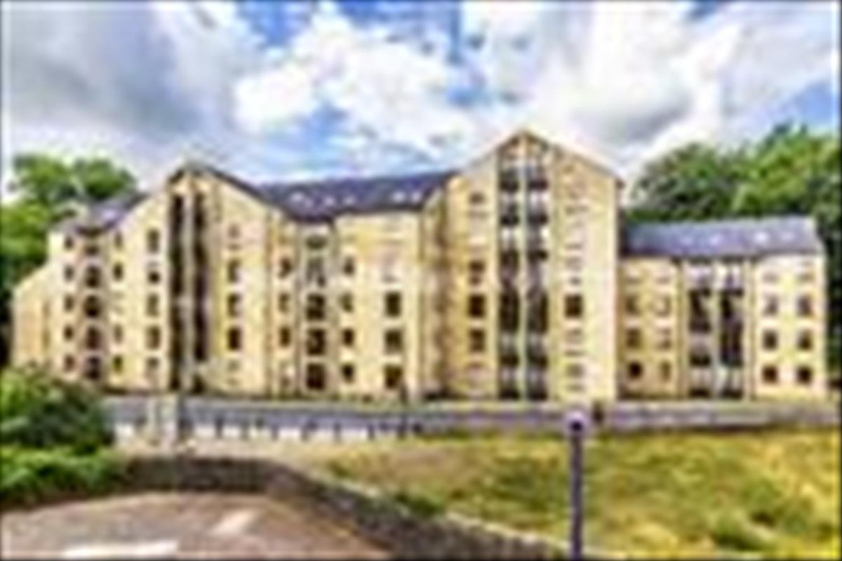 Flat Damside Street in Lancaster