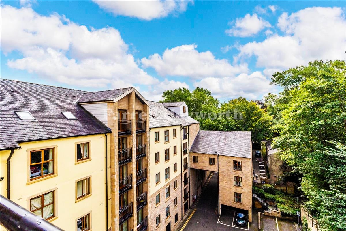 Flat Damside Street in Lancaster