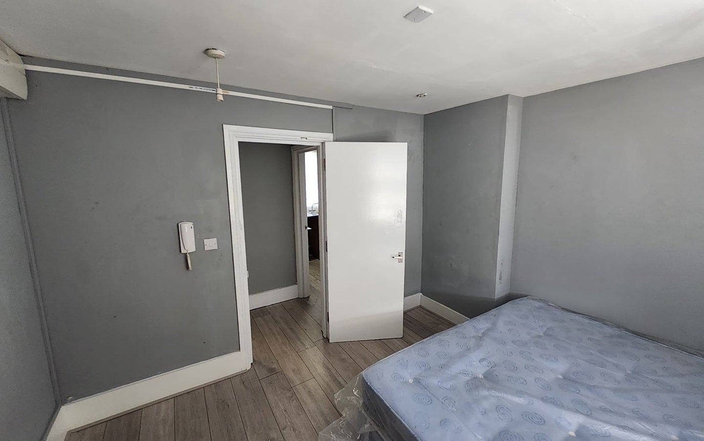 Flat Elgin Road in Greater London