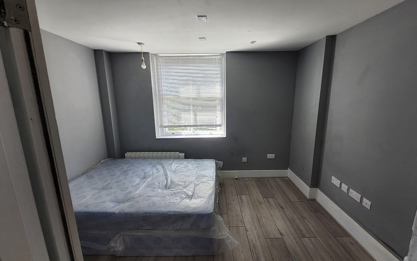 Flat Elgin Road in Greater London