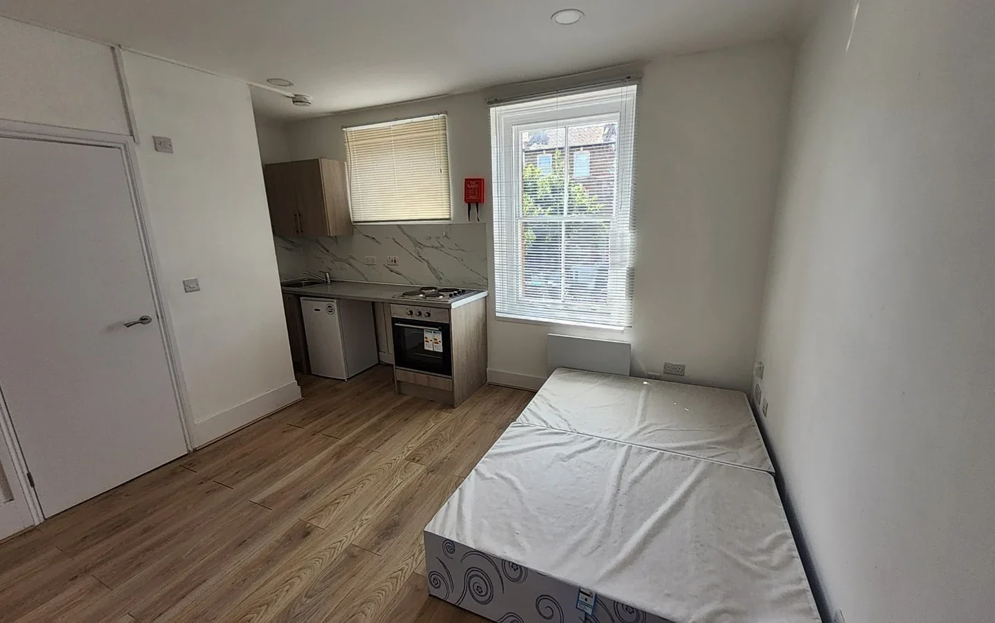 Flat Elgin Road in Greater London
