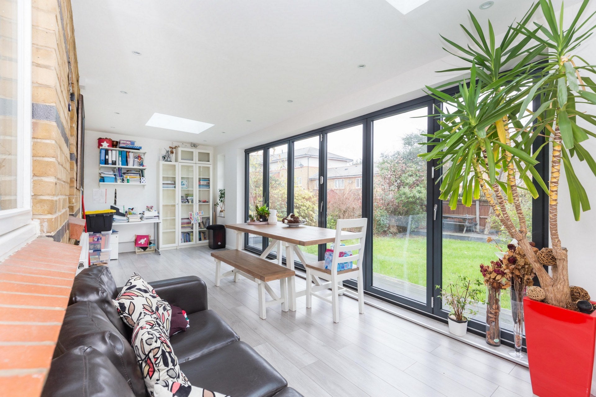House Myddleton Avenue in Greater London