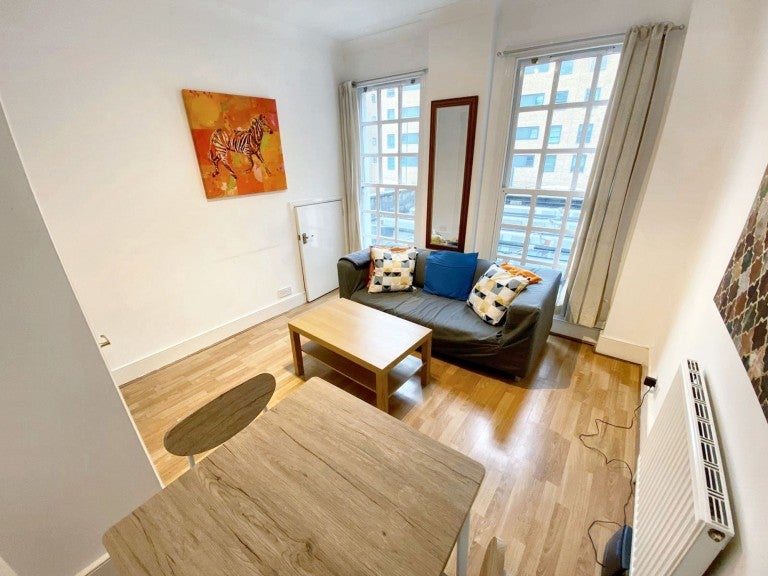 Flat Commercial Road in Greater London