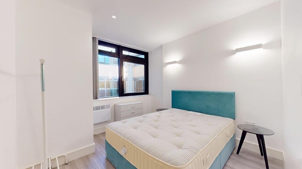 Flat Great West Road in Greater London