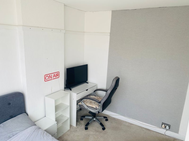 Room Outermarch Road in Coventry