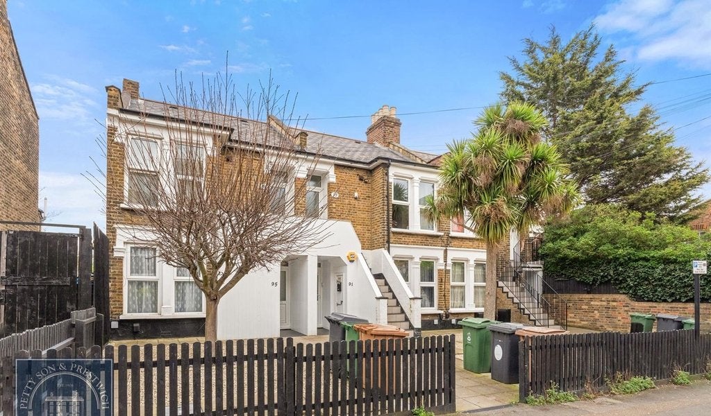 House Goldsmith Road in Greater London