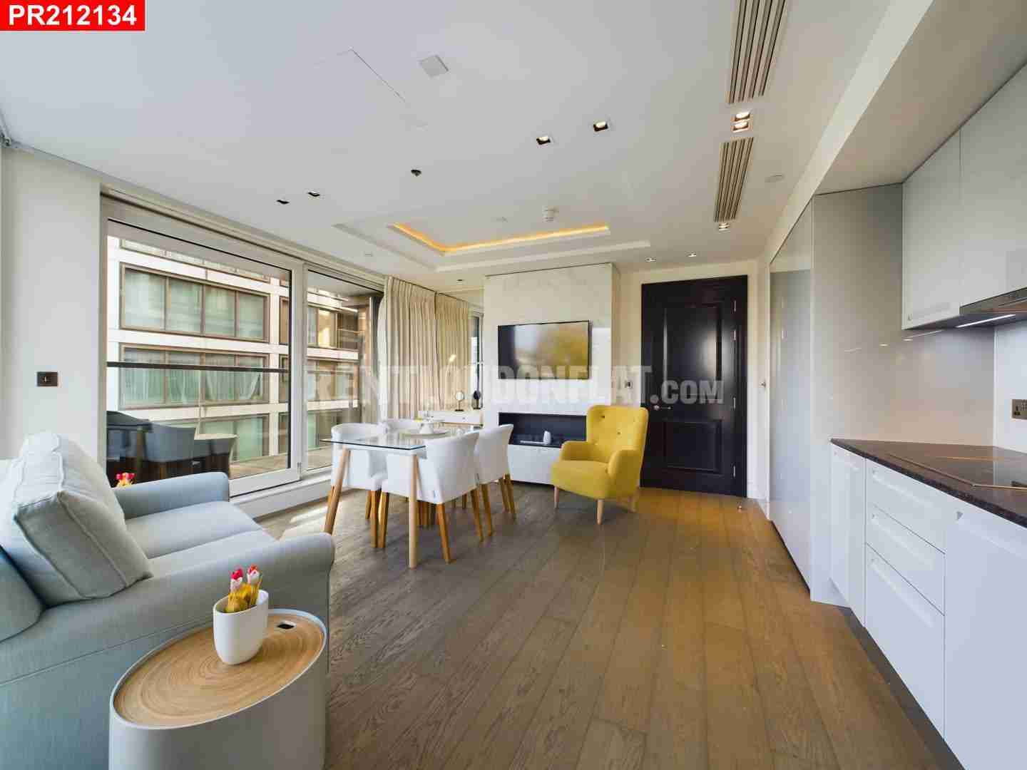 Flat Kensington High Street in Greater London