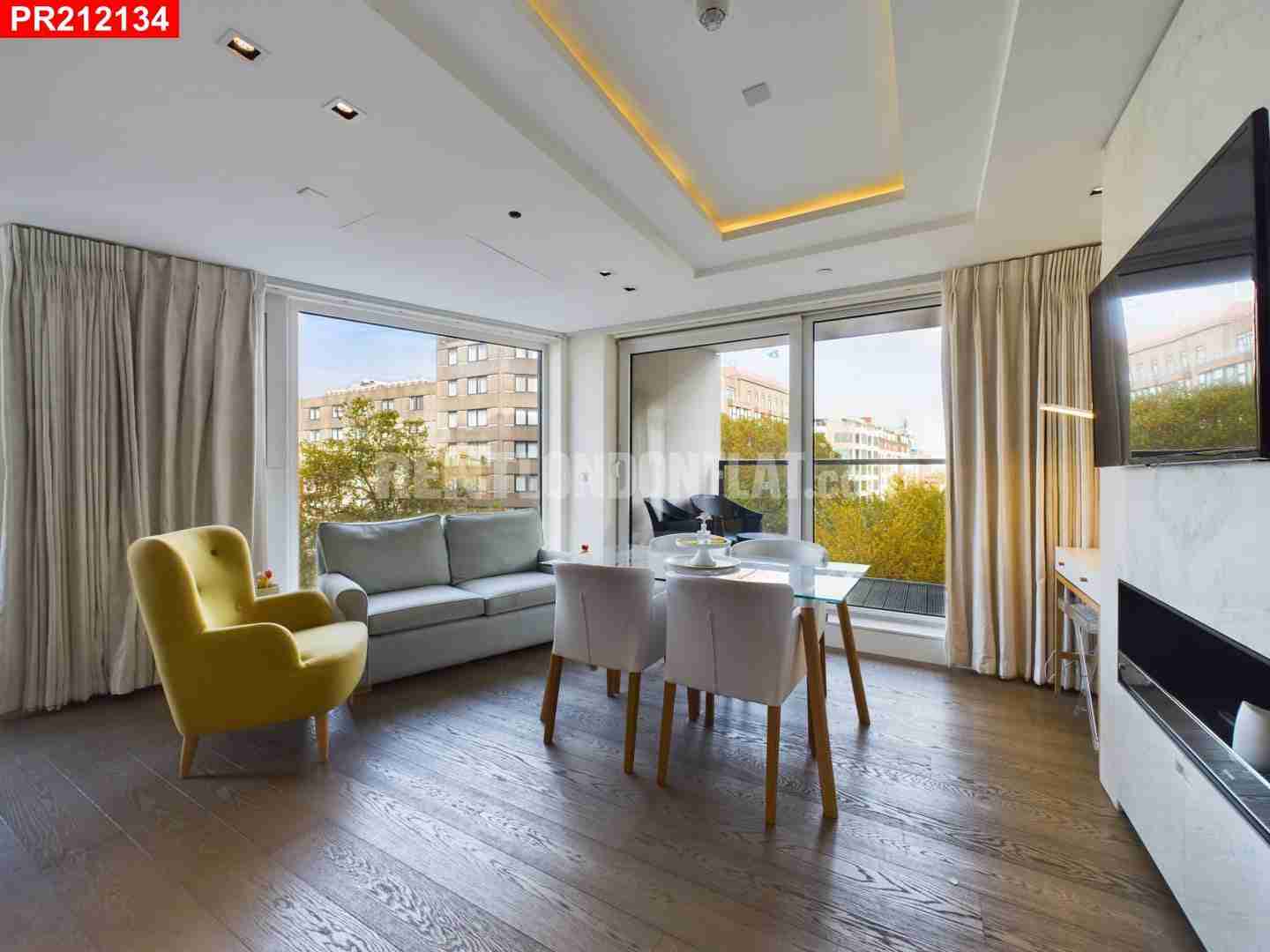 Flat Kensington High Street in Greater London