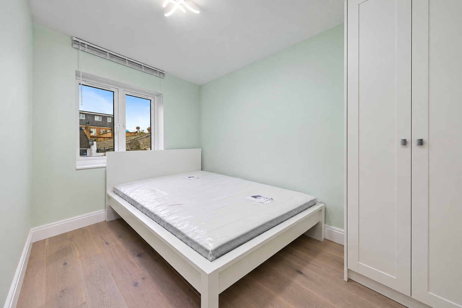 Room Gayford Road in Greater London