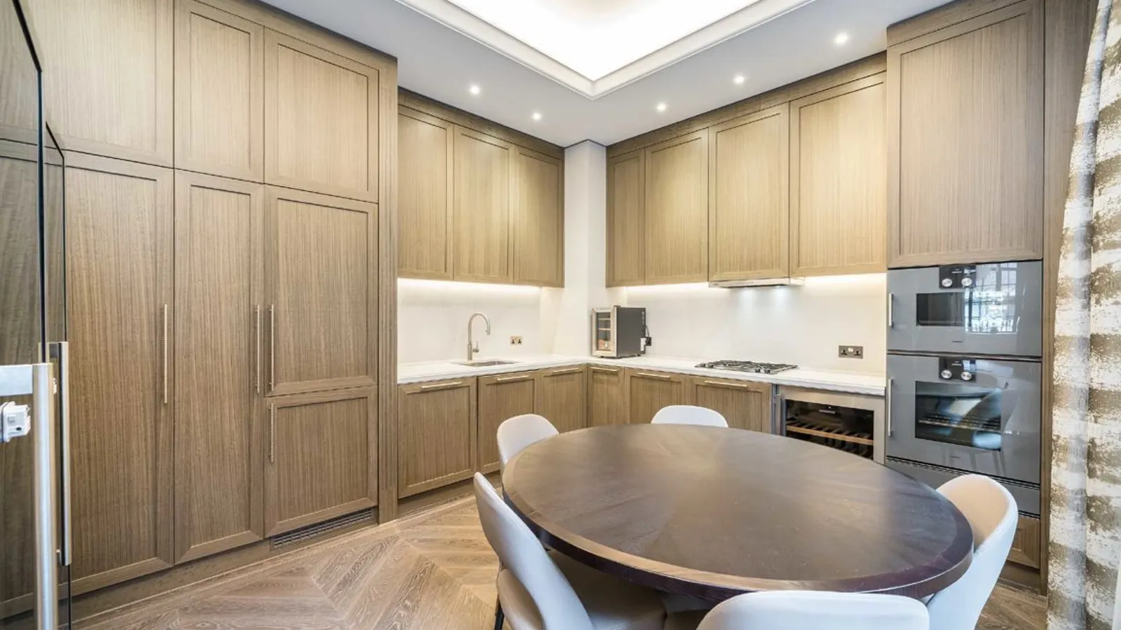 Flat Mount Street in City of Westminster