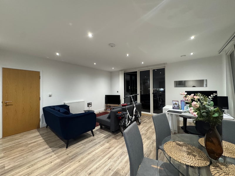 Flat Creative Road in Greater London