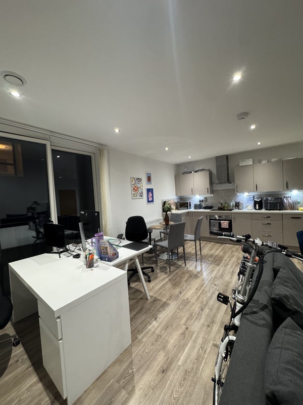 Flat Creative Road in Greater London