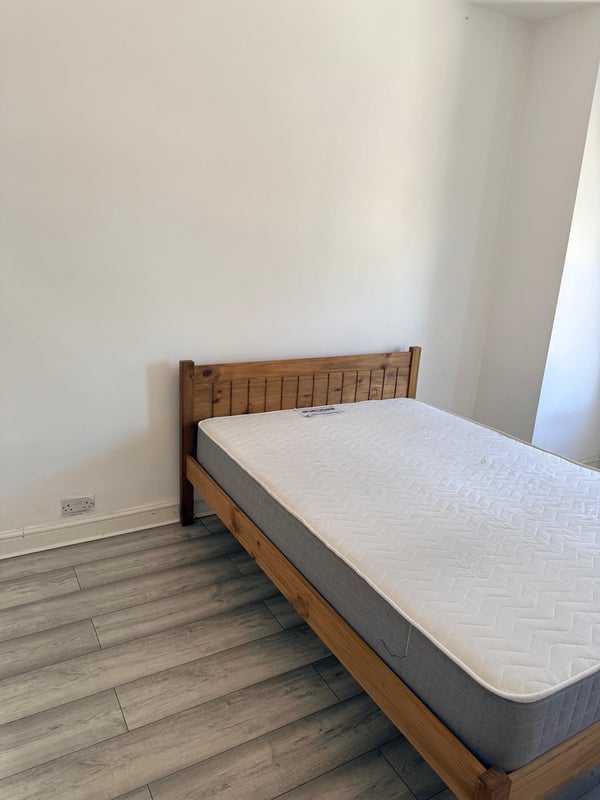 Room Dallow Road in Luton