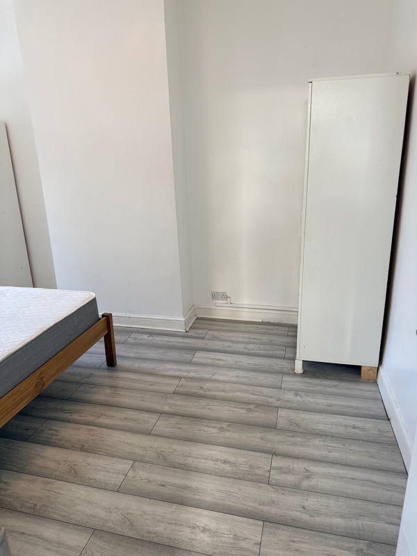 Room Dallow Road in Luton
