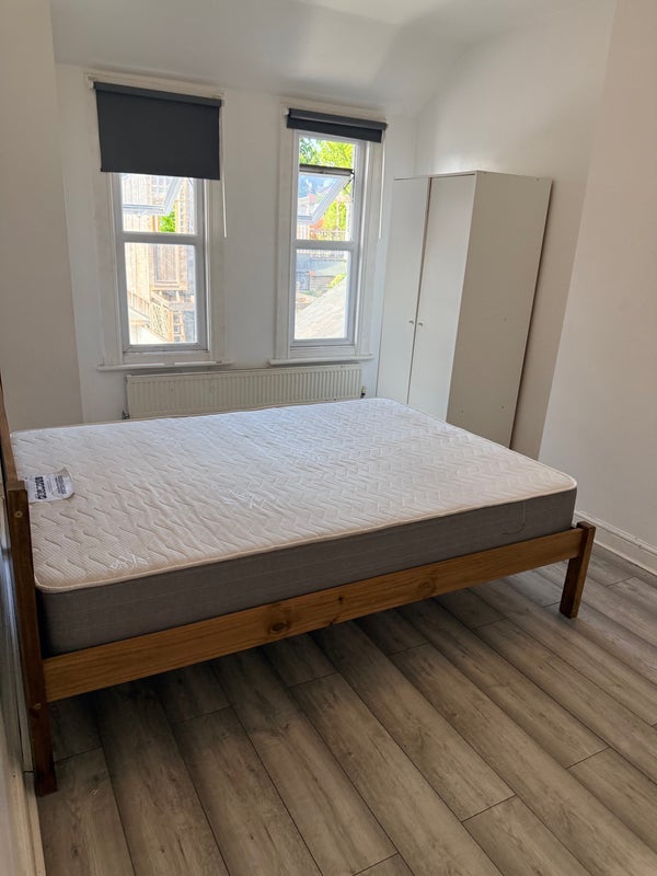 Room Dallow Road in Luton