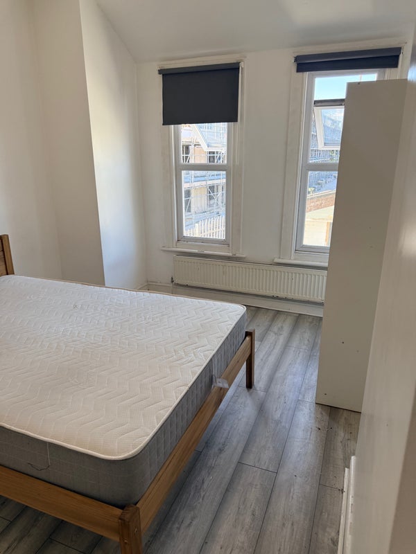 Room Dallow Road in Luton