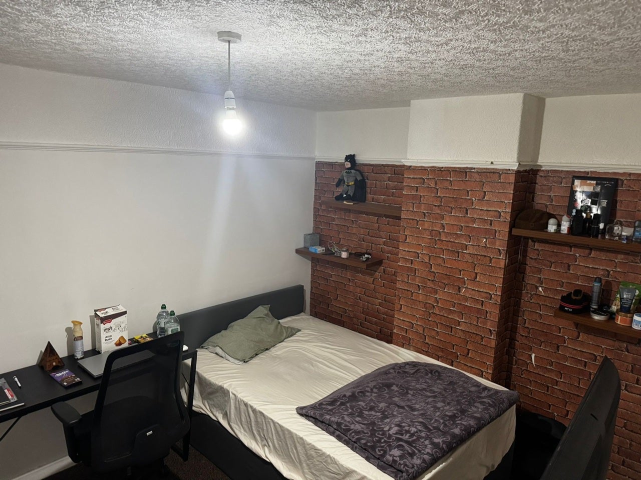 Room Thelwall Avenue in Manchester