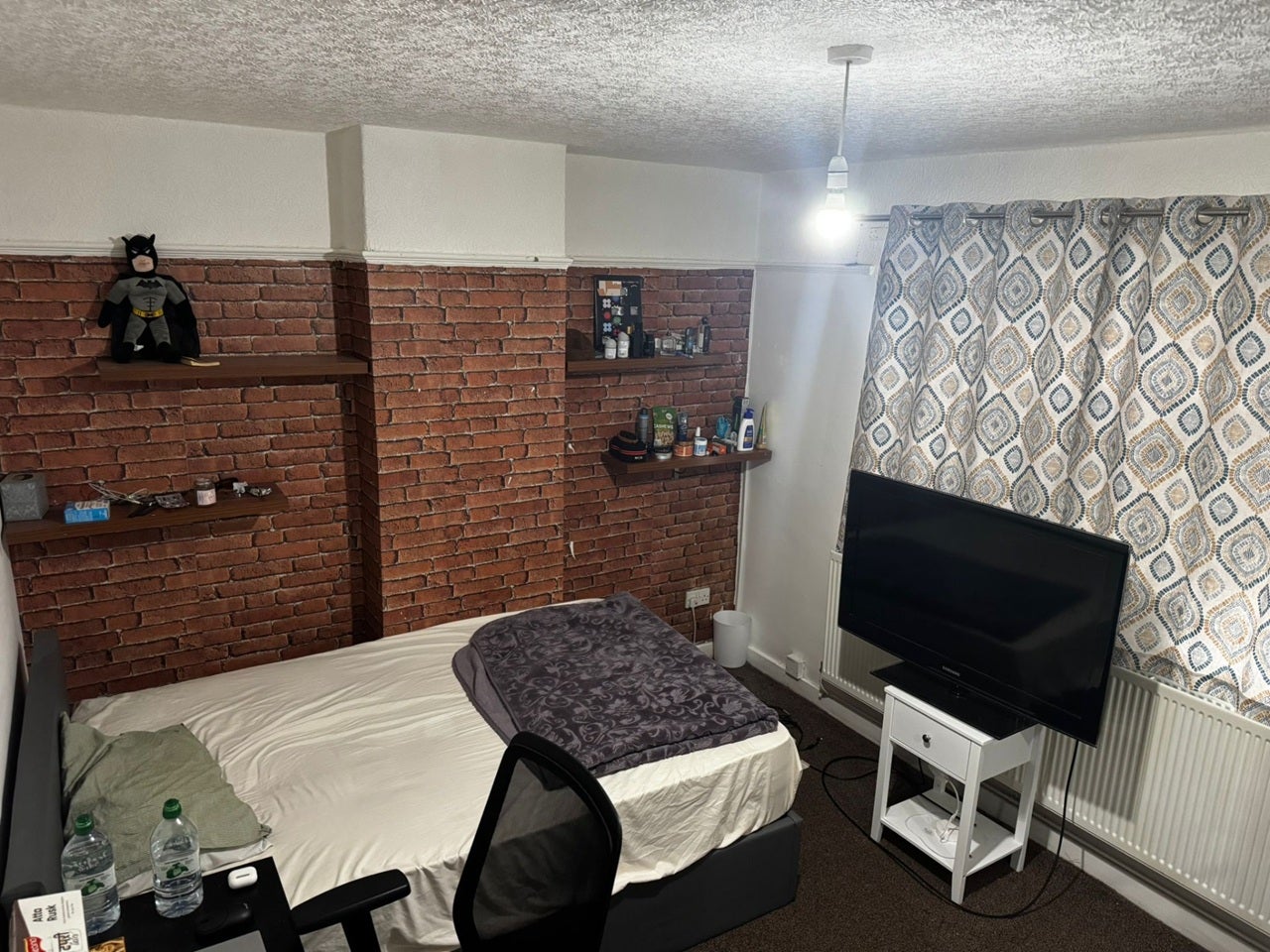 Room Thelwall Avenue in Manchester