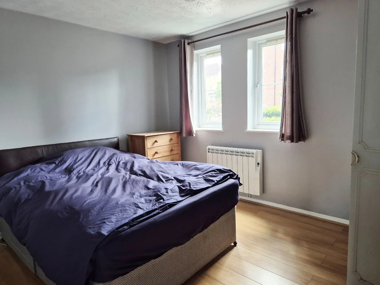 Flat Vicars Bridge Close in Greater London