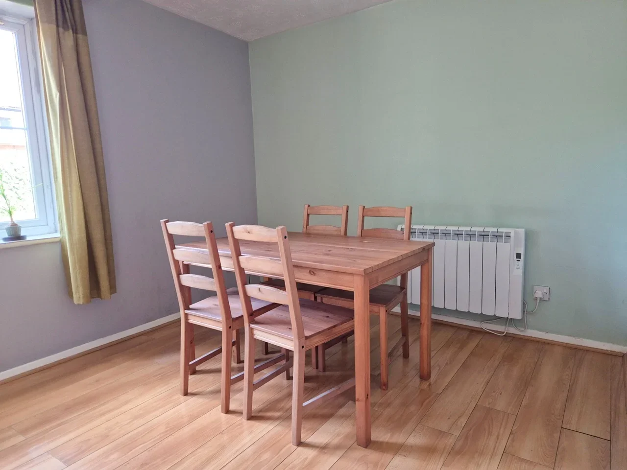Flat Vicars Bridge Close in Greater London