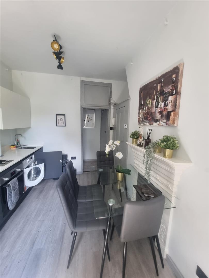 Flat Cleveland Street in Greater London