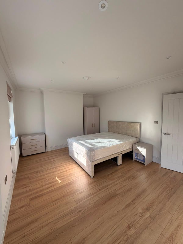 Room Grafton Road in Greater London