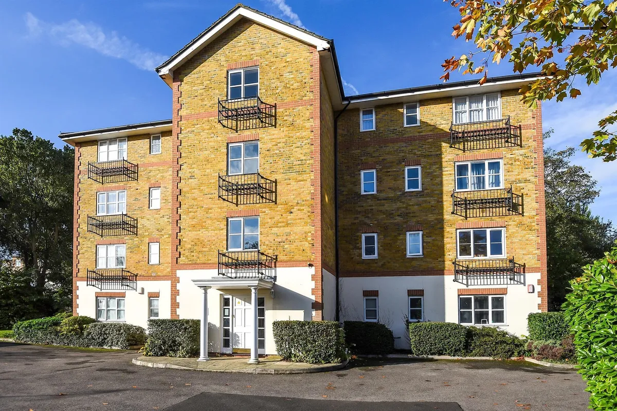 Flat Princes Way in Greater London