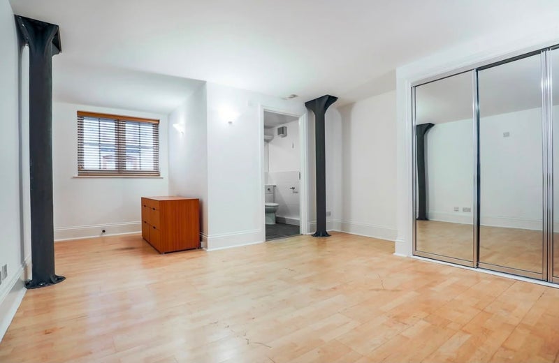 Room Rotherhithe Street in Greater London