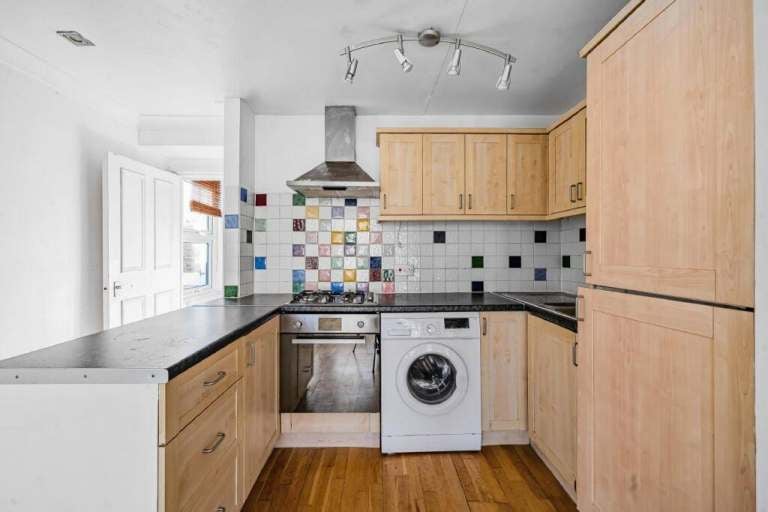 Flat Whitbread Road in Greater London