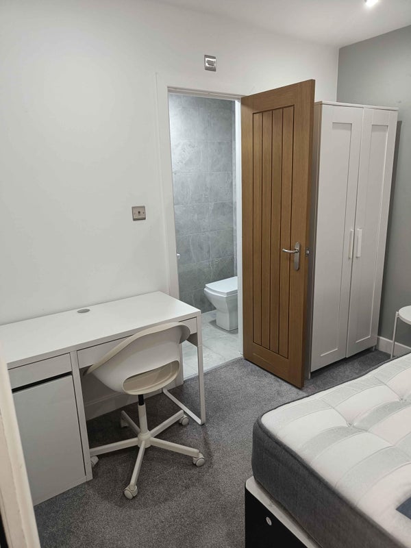 Room Queen Margaret's Road in Coventry