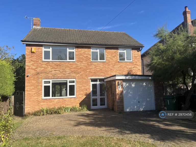 House The Avenue in Elmbridge