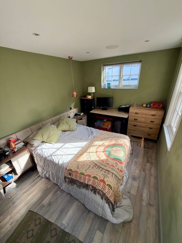 Room Holywell Row in Greater London