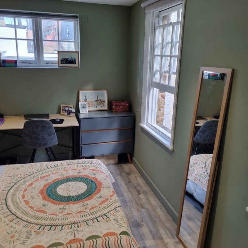Flat Holywell Row in Greater London