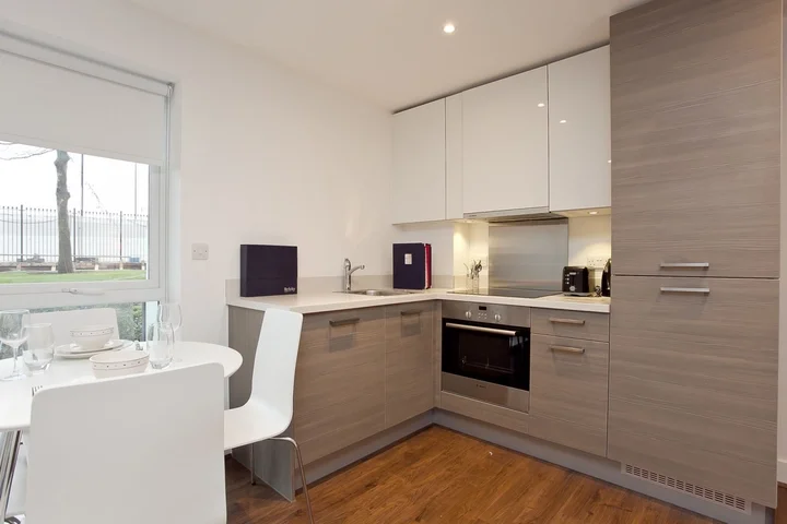 Flat Ashfield Road in Greater London