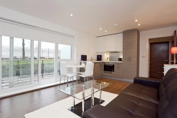 Flat Ashfield Road in Greater London