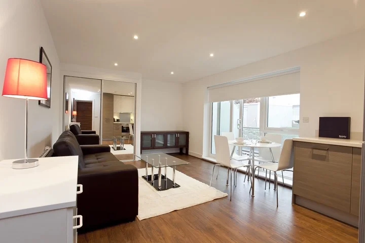 Flat Ashfield Road in Greater London