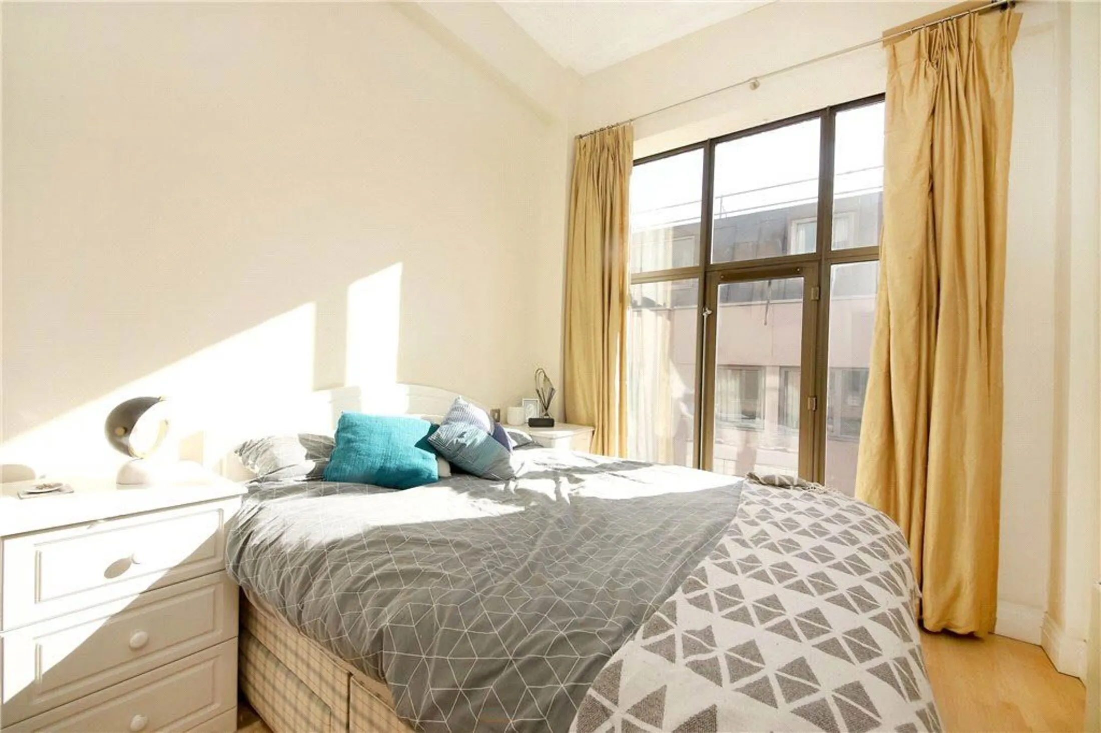 Flat Prescot Street in Greater London