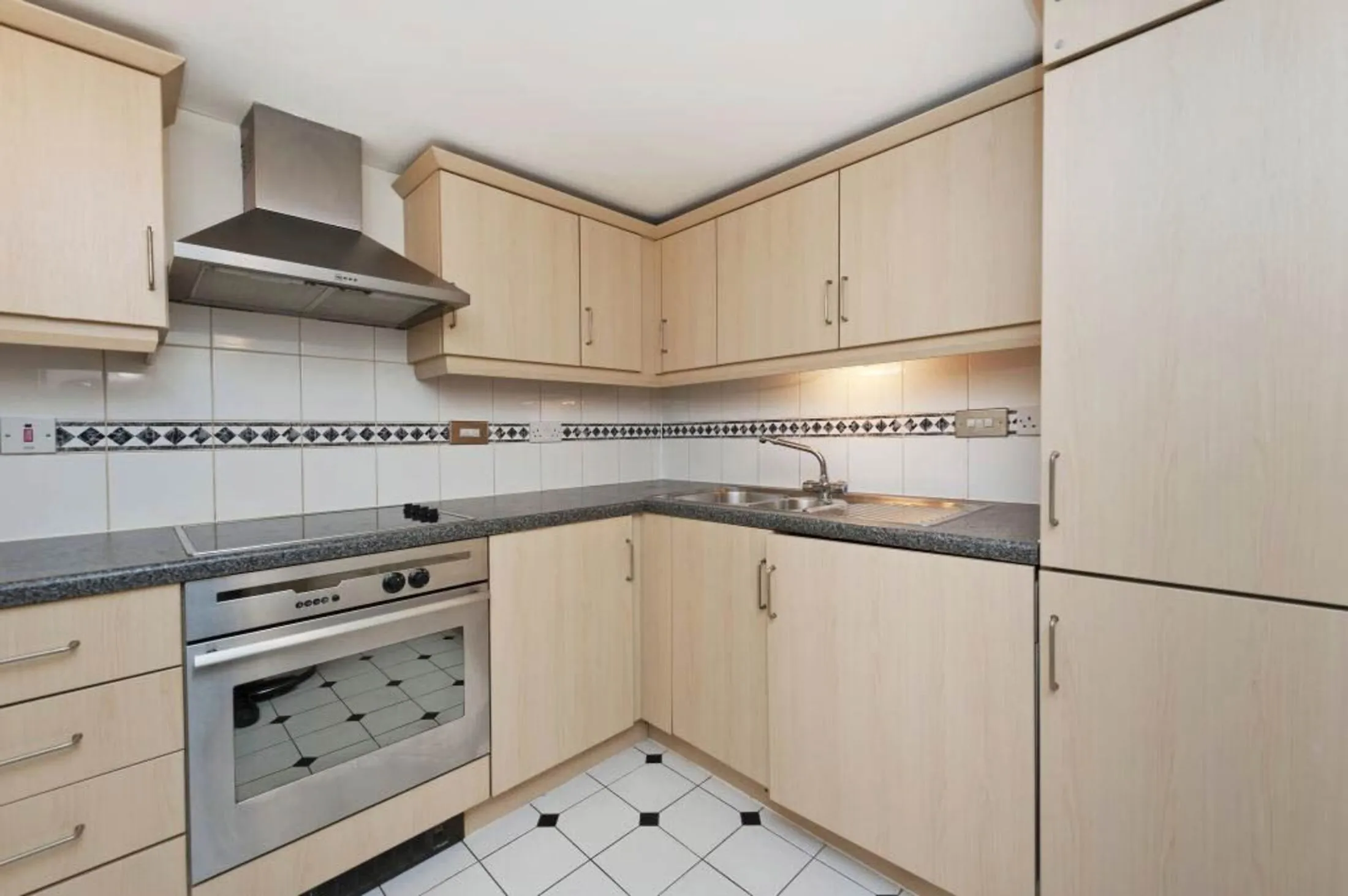 Flat Prescot Street in Greater London