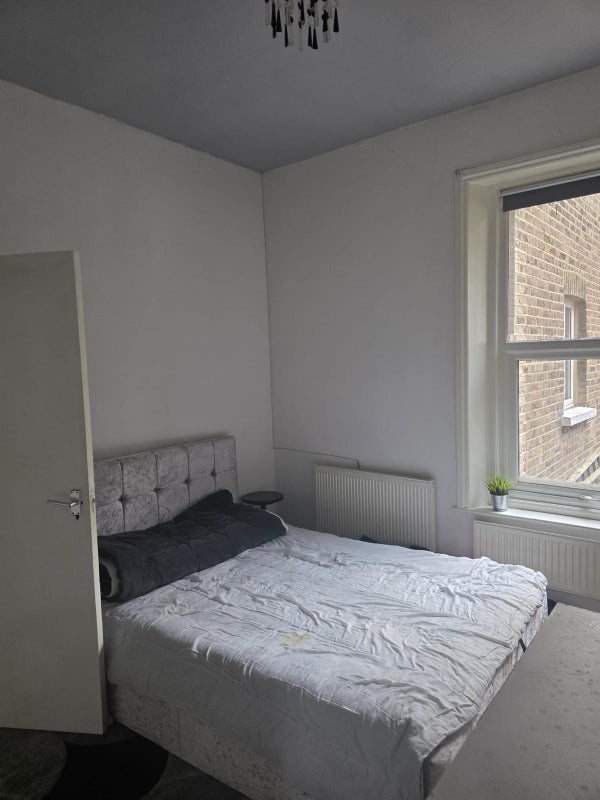 Room Amblecote Road in Greater London
